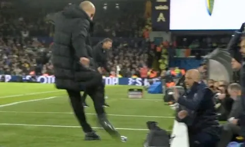 "Tôi nói nhân viên vệ sinh cẩn thận, họ cũng có thể bị Chelsea săn đón"