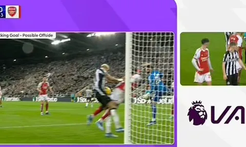 Mark Clattenburg nói rõ sai lầm của tổ VAR