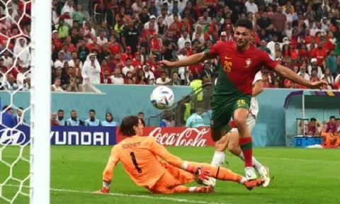 Alejandro Garnacho trêu ngươi Pedri