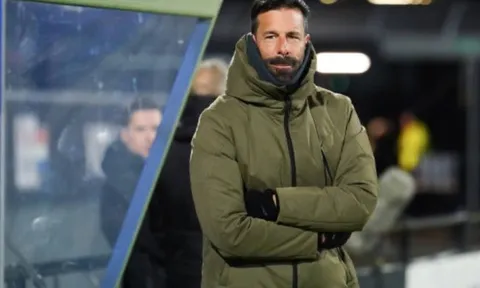 Ruud van Nistelrooy viết tâm thư sau khi bất ngờ từ chức