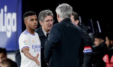 Học trò phản ứng khi bị rút khỏi sân, Ancelotti ngay lập tức cảnh cáo