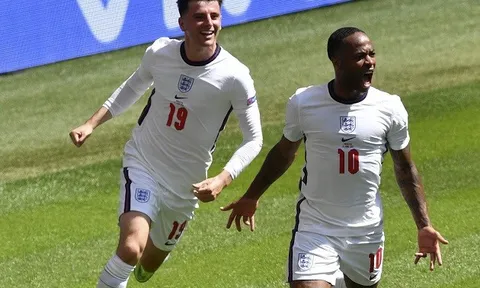 Sterling 'ngả mũ' với Mason Mount