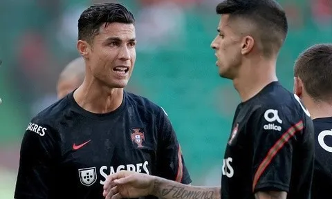 2 cầu thủ Man City từ chối lời mời ăn tối của Ronaldo