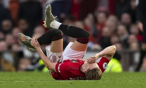 Thảm họa! Man Utd ngồi trên đống lửa, "mad dog" nghỉ 8 tuần, lỡ 12 trận