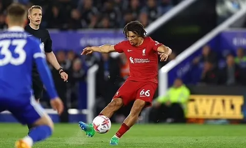 2 siêu phẩm cháy lưới, Liverpool còn kém Man Utd 1 điểm