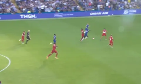 2 'tia chớp' xuyên phá hàng thủ, Liverpool toát hết mồ hôi hột