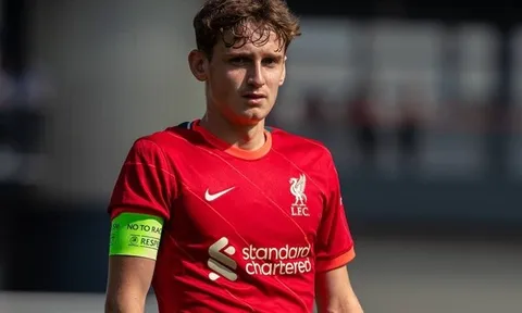 Carragher ca ngợi sao trẻ Liverpool ở trận đấu với Preston
