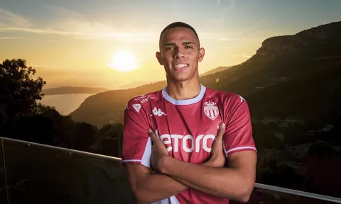 M.U vượt Barca trong cuộc đua giành 'Cafu mới'