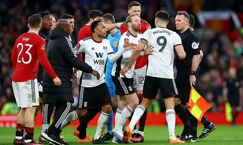 CHÍNH THỨC! Tới lượt Man Utd bị phạt nặng