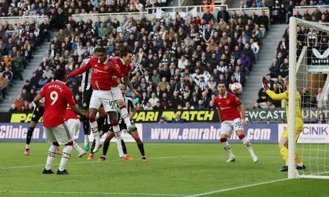 Thua Newcastle, Ten Hag được khuyên tống khứ 'cơn ác mộng' khỏi OTF