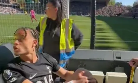 Xavi Simons văng tục với fan Wolves khi rời sân bằng cáng