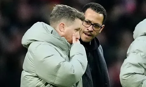 HLV tạm quyền Chelsea bác bỏ tin đồn về Liam Rosenior