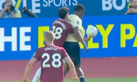 Fan Spurs phẫn nộ tố VAR tước cơ hội trụ hạng