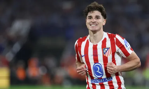 Romano làm rõ vụ Barca tranh Alvarez với Arsenal