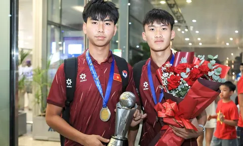 U17 VN rước cúp về nước, sẵn sàng đấu giải châu Á