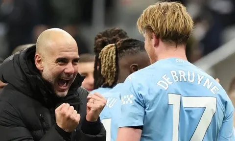 Kompany ca ngợi nhạc trưởng City: "Nếu bạn có thể phân phối bóng như cậu ấy..."