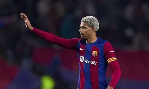 Giám đốc thể thao của Bayern tiết lộ về thương vụ Ronald Araujo