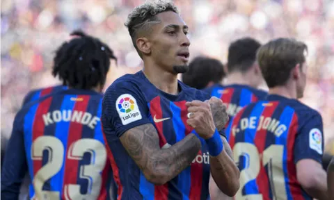 Raphinha nổ súng, Barca gác Real 10 điểm