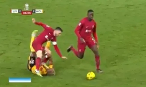 Robertson đạp thẳng mặt Adama Traore