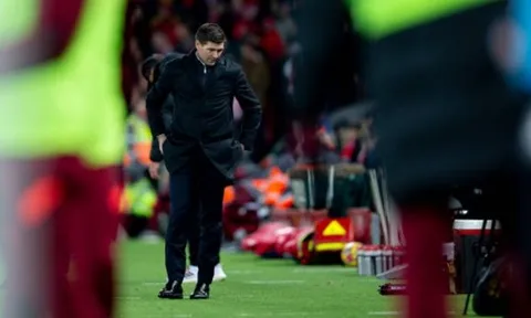 Steven Gerrard đã làm gì sau trận thua Liverpool?