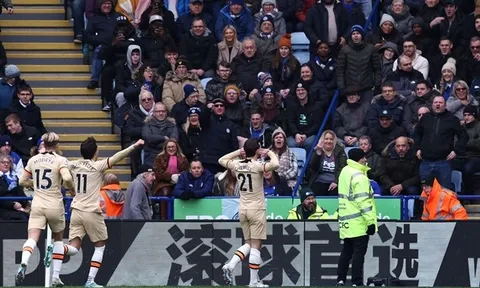 Volley đẳng cấp, Chilwell làm CĐV Leicester City câm lặng