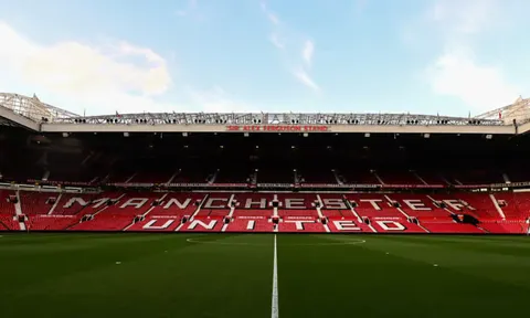 SỐC! Man Utd bị điều tra, sự cố liên tiếp xảy đến ở Old Trafford