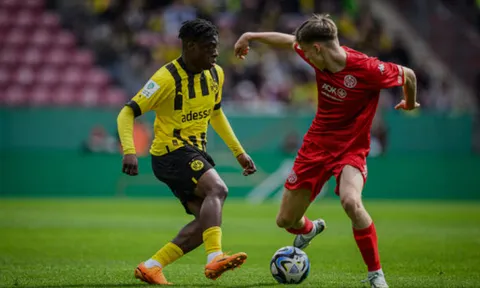 Sao trẻ lập siêu phẩm giúp Dortmund ngược dòng phút cuối
