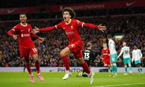 Lập cú đúp, thần đồng của Liverpool khiến Carragher mê mệt