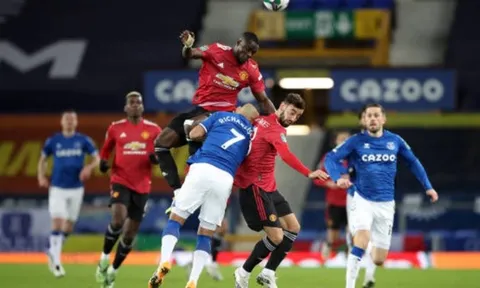 Bruno và Bailly "tả xung hữu đột", Richarlison bất động nằm sân