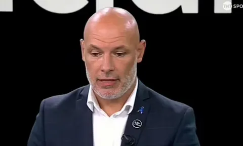 Howard Webb: "Trọng tài đã đúng khi không dừng trận đấu"