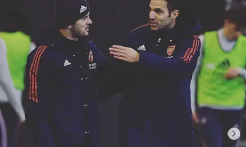 Cựu đội trưởng bất ngờ đến thăm Arsenal