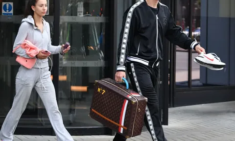 Haaland cùng bạn gái vội rời khỏi Manchester