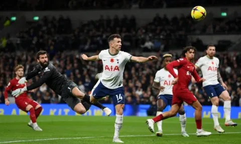 Vị khách đặc biệt bên cạnh Sir Jim Ratcliffe tại Old Trafford
