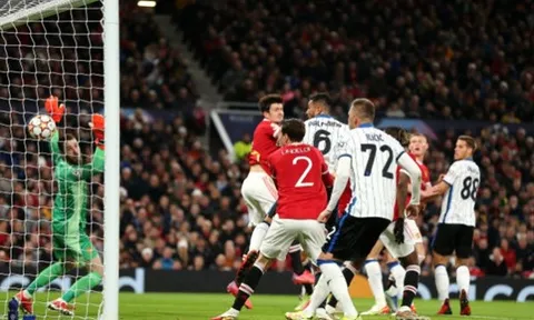"3 cầu thủ Man Utd xung quanh nhưng vẫn để thủng lưới"