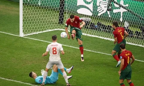 3 hậu vệ Man United thi nhau phá bóng trước vạch vôi