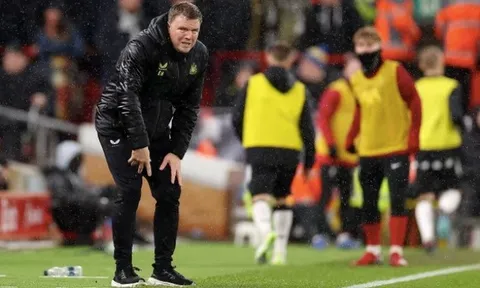 Eddie Howe phải tìm cách trở lại sau thất bại thảm hại ở Anfield