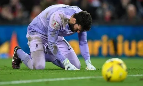 Alisson mắc sai lầm, Klopp nói điều khiến NHM gật đầu