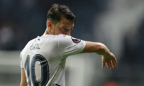 Mesut Ozil quyết định giải nghệ