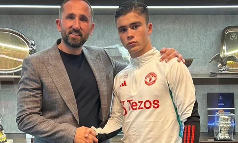 XONG! Man Utd công bố tân binh, không phải Hojlund