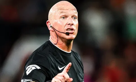 CHÍNH THỨC: Giúp M.U thoát penalty, 3 trọng tài bị phạt nặng