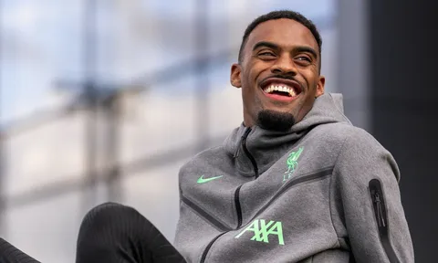 Gravenberch rạng rỡ ra mắt Liverpool, chốt số áo lạ lẫm