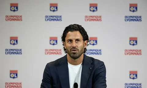 Trận Lyon - Marseille bất ngờ bị hoãn vì sự quá khích của cổ động viên