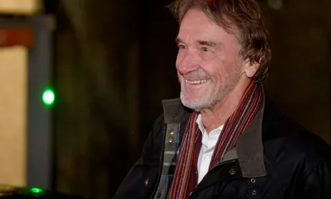 Sir Jim Ratcliffe nhắm xong người ngồi vào ghế GĐĐH