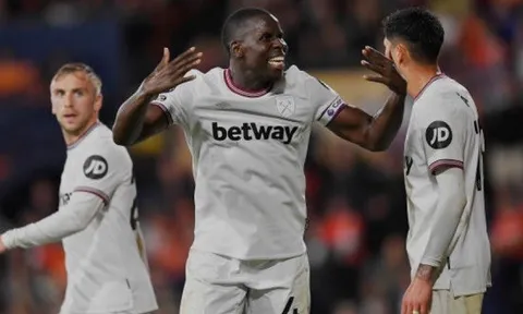 Vượt mặt tân binh, West Ham đánh chiếm ngôi đầu với thành tích bất bại