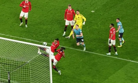 5 điểm nhấn Man Utd 2-0 Burnley: Điểm trừ kẻ đóng thế; Khó cản Rashford