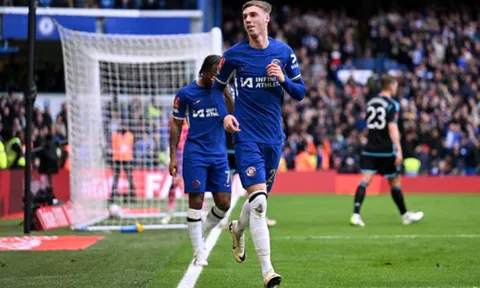 Alan Pardew ấn tượng với cú đấm quyết định từ Chelsea