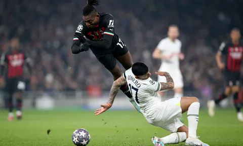 "Báo thủ" khiến Tottenham chơi với 10 người bị chỉ trích