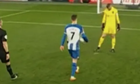 De Gea "chơi chiêu" khiến Solly March đá hỏng phạt đền