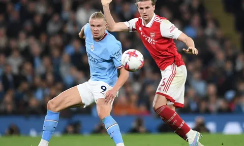 Charles Watts: "Arsenal cần sớm loại bỏ Rob Holding"