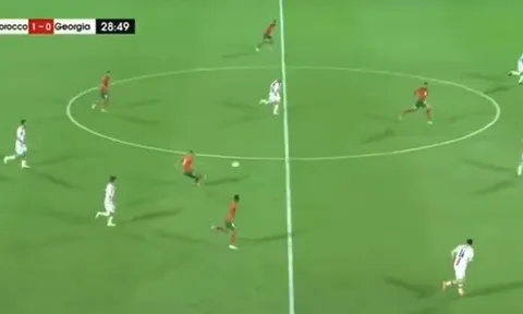 Cô MC xinh đẹp của Sky Sports diện đồ tôn vòng 1 đầy đặn